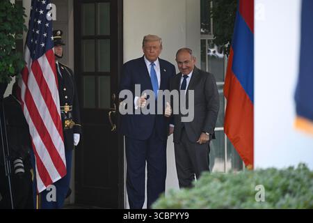 US-Präsident Donald J Trump begrüßt den Premierminister der Republik Armenien Nikol Pashinyan vor dem Eingang des Weißen Hauses in Washington, DC, am Freitag, den 8. August 2025. Kredit: Mattie Neretin/CNP Stockfoto