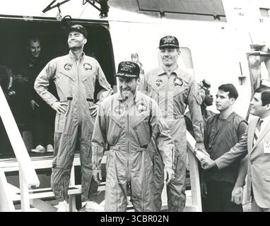 Die Besatzung der Apollo-13-Mission tritt an Bord der U.S.S. Iwo Jima, dem wichtigsten Bergungsschiff der Mission, nach Plansch- und Bergungsoperationen im Südpazifik. Beim Ausstieg aus dem Hubschrauber, der etwa 6 Meilen von der Iwo Jima entfernt war, sind (von links) Astronauten Fred. W. Haise Jr., Pilot des Mondmoduls; James A. Lovell Jr., Kommandant; und John L. Swigert Jr., Pilot des Kommandomoduls. Die Apollo-13-Raumsonde stürzte am 17. April 1970 um 12:07:44 Uhr CST ab Stockfoto
