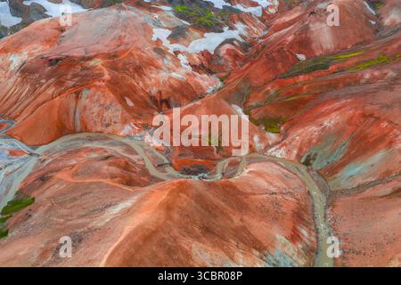 Luftaufnahme der mehrfarbigen Rhyolite Mountains in Landmannalaugar, Island Stockfoto
