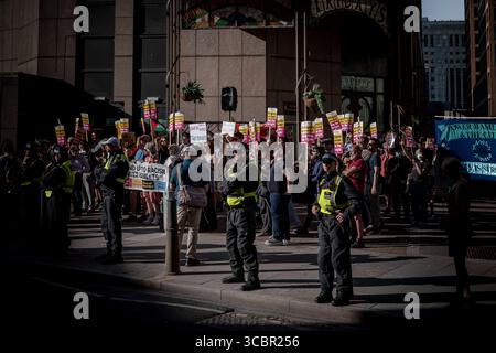 London, Großbritannien. August 2025. Mehr als 100 Menschen protestieren vor dem Britannia International Hotel in Canary Wharf mit „Stand Up to Rassismus“ gegen einwanderungsfeindliche Demonstranten. Während der Demonstration am Freitagabend wurden zwei Personen verhaftet, wobei Offiziere rivalisierende Gruppen trennten. Guy Corbishley/Alamy Live News Stockfoto