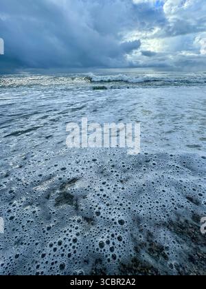 Stürmischer Himmel und schaumiges Meer Stockfoto