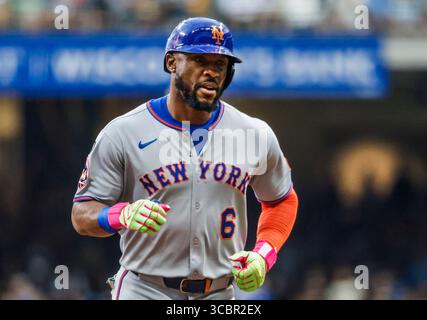 Milwaukee, Usa. August 2025. Starling Marte leitet die Basen, nachdem er im zweiten Inning des MLB-Spiels zwischen den New York Mets und den Milwaukee Brewers im American Family Field in Milwaukee, Wisconsin, am Freitag, den 8. August 2025 den Heimlauf getroffen hatte. Foto: Tannen Maury/UPI Credit: UPI/Alamy Live News Stockfoto