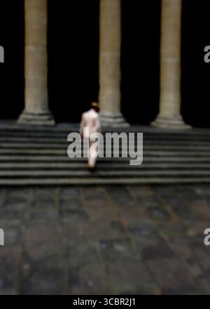 Eine Person in einem Anzug geht eine Treppe hinauf. Stockfoto