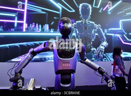 Peking, China. August 2025. Ein humanoider Roboter wird 2025 während der World Robot Conference (WRC) in Peking, der Hauptstadt Chinas, am 8. August 2025 gesehen. Die WRC 2025, die am Freitag in Peking begann, enthüllte zukünftige Entwicklungstrends für verkörperte intelligente Roboter, die sich auf Bereiche wie Kognition, Entscheidungsfindung und Sicherheit konzentrieren. Quelle: Li Xin/Xinhua/Alamy Live News Stockfoto