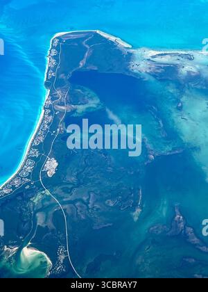 Das wunderschöne blaue karibische Wasser und Cayo Santa Maria, eine Ferieninsel in Kuba. Stockfoto