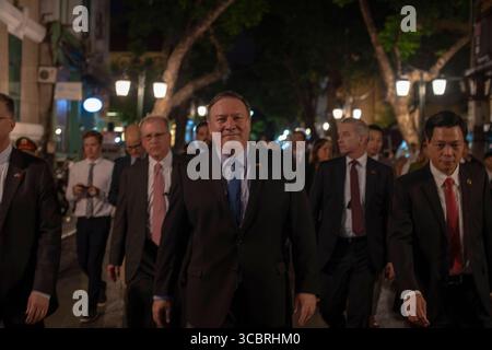 US-Außenminister Michael R. Pompeo macht am 8. Juli 2018 einen Spaziergang durch Hanoi mit dem US-Botschafter in Vietnam Daniel J. Kritenbrink in Hanoi, Vietnam. (Foto des Außenministeriums/Public Domain) Stockfoto
