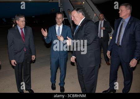 Sonderagenten des diplomatischen Sicherheitsdienstes beobachten, wie Außenminister Michael R. Pompeo am 7. Mai 2019 von der irakischen Botschaft Chargé d’Affaires Joey Hood und dem stellvertretenden Sekretär des Bureau of Near Eastern Affairs David Satterfield begrüßt wird. [Foto des Außenministeriums von Ron Przysucha/Public Domain] Stockfoto