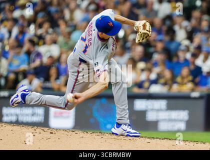 Milwaukee, Usa. August 2025. New York Mets Relief Pitcher Tyler Rogers wirft am Freitag, den 8. August 2025, im 8. Inning des MLB-Spiels zwischen den New York Mets und den Milwaukee Brewers im American Family Field in Milwaukee, Wisconsin. Foto: Tannen Maury/UPI Credit: UPI/Alamy Live News Stockfoto