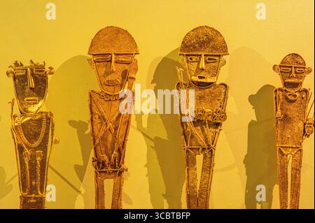 Goldfiguren, die im Goldmuseum in Bogotá ausgestellt werden, zeigen präkolumbische Kunst und kolumbianische Archäologie. Stockfoto