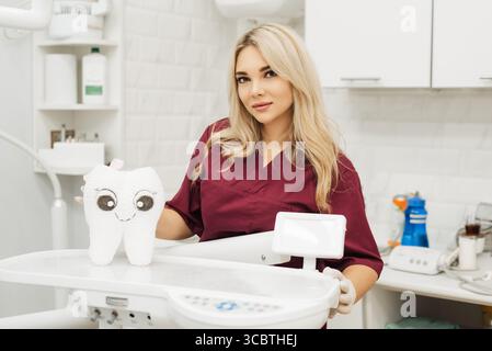 Porträt einer jungen Zahnärztin in einer Praxis in einer Zahnklinik. Stockfoto
