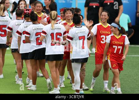 Chengdu, Chinas Provinz Sichuan. August 2025. Spieler des Teams China klatschen mit Spielern des Teams Kanada nach dem Spiel der Gruppe B der Frauen bei den World Games 2025 in Chengdu, südwestchinesischer Provinz Sichuan, 9. August 2025. Quelle: Chen Bin/Xinhua/Alamy Live News Stockfoto