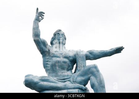 Nagasaki, Japan. August 2025. Die Friedensstatue ist nach der Gedenkfeier für die Opfer des Atombombenanschlags im Friedenspark in Nagasaki zu sehen. In diesem Jahr jährt sich der 80. Jahrestag des Atombombenanschlags in Hiroshima und Nagasaki durch die Vereinigten Staaten während des Zweiten Weltkriegs (Foto: © Rodrigo Reyes Marin/ZUMA Press Wire) NUR REDAKTIONELLE VERWENDUNG! Nicht für kommerzielle ZWECKE! Stockfoto