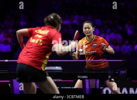 Yokohama, Japan. August 2025. Zhang Mo (R) aus Kanada tritt im Achtelfinale der Frauen gegen Chen Xingtong aus China bei den WTT Champions Yokohama 2025 in Yokohama, Japan, am 9. August 2025 an. Quelle: Yue Chenxing/Xinhua/Alamy Live News Stockfoto