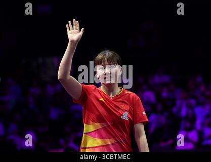 Yokohama, Japan. August 2025. Chen Xingtong aus China begrüßt die Zuschauer, nachdem er das Achtelfinale der Frauen gegen Zhang Mo aus Kanada bei den WTT Champions Yokohama 2025 in Yokohama, Japan, am 9. August 2025 gewonnen hatte. Quelle: Yue Chenxing/Xinhua/Alamy Live News Stockfoto