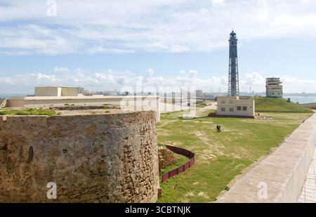 Zweiter elektrischer Leuchtturm in Spanien auf der Insel am Ende des Strandes von Caleta, verbunden mit einem 1860 errichteten Deich Cadiz Andalusien Spanien Stockfoto