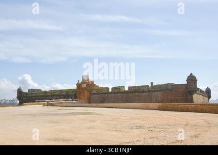 Burg von San Sebastian auf der Insel am Ende des Strandes von Caleta, verbunden mit einem Deich aus dem Jahre 1860 Cadiz Andalusien Spanien Europa Stockfoto