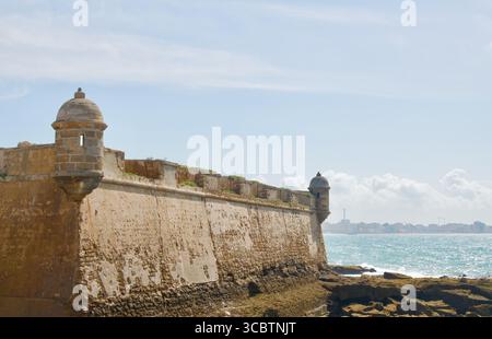 Burg von San Sebastian auf der Insel am Ende des Strandes von Caleta, verbunden mit einem Deich aus dem Jahre 1860 Cadiz Andalusien Spanien Europa Stockfoto