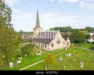 Aus der Vogelperspektive der heiligen dreifaltigkeitskirche und des Friedhofs im Cuckfield westlich von sussex Stockfoto