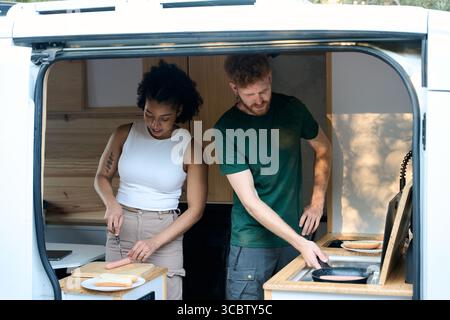 Ein paar kochende Hotdogs in der Wohnwagenküche Stockfoto