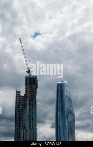 London, Großbritannien 07 Juli 2025 berühmte londoner Wolkenkratzer One Blackfriars (die Vase, der Boomerang) und Bankside Yards (Opus) Stockfoto