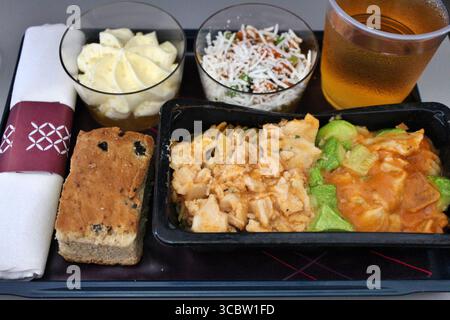 Essen der Economy Class: Hühnerpasta Stockfoto
