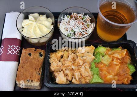 Essen der Economy Class: Hühnerpasta Stockfoto