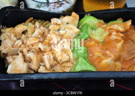 Essen der Economy Class: Hühnerpasta Stockfoto