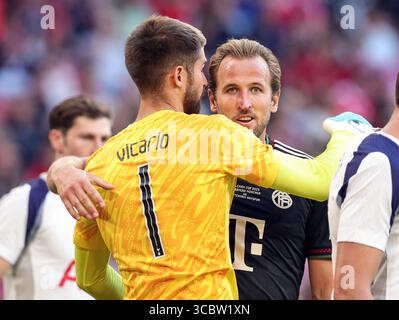 MÜNCHEN, DEUTSCHLAND - 07. AUGUST: Guglielmo Vicario von Tottenham Hotspur mit Harry Kane vom FC Bayern München während des Vorsaison-Freundschaftsspiels im Rahmen des Telekom Cup zwischen dem FC Bayern München und Tottenham Hotspur in der Allianz Arena am 07. August 2025 in München. © diebilderwelt / Alamy Stock Stockfoto
