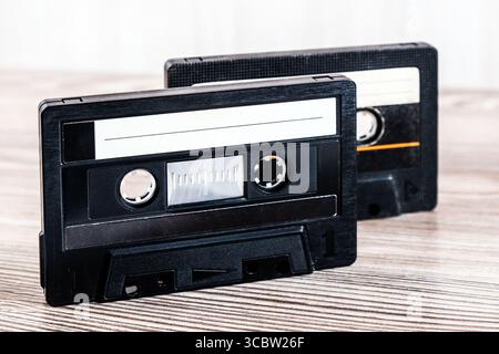 Ein paar alte Tonbandkassetten auf dem Holztisch Stockfoto
