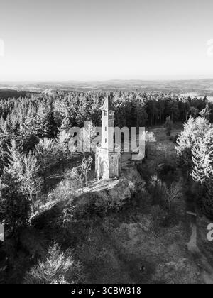 Der Stepanka Aussichtsturm steht elegant im Isergebirge, umgeben von üppigem Frühlingslaub. Das ruhige Morgenlicht unterstreicht die Schönheit der Landschaft und lädt zum Erkunden ein. Stockfoto
