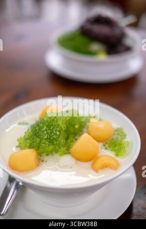 Sago Cantaloupe mit Kokosmilch, thailändisches Dessert in einer Schüssel serviert Stockfoto