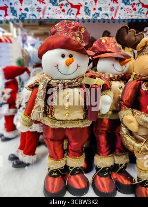 Schneemannspielzeug ist im Laden im Regal. Weihnachten Feiern. Weihnachtskonzept. Festliche Stimmung. Nahaufnahme Stockfoto