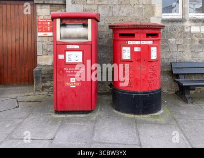 Zwei traditionelle rote Royal Mail Postfächer vor dem Warminster Royal Mail Delivery Office, Warminster, Wiltshire, England, Großbritannien Stockfoto