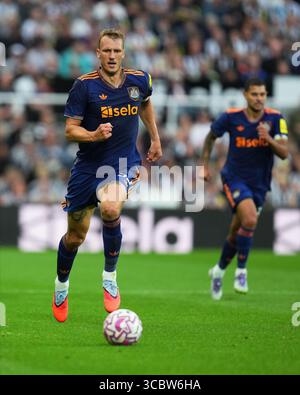 Newcastle, Großbritannien. August 2025. Dan Burn von Newcastle United spielte während des Freundschaftsspiels vor der Saison zwischen Newcastle United und RCD Espanyol, das am 8. August 2025 im St James Park Stadium in Newcastle, England, ausgetragen wurde. (Foto: Bagu Blanco/PRESSIN) Credit: PRESSINPHOTO SPORTS AGENCY/Alamy Live News Stockfoto