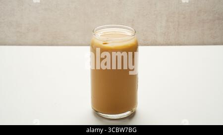 Eiskaffee Latte auf weißem Hintergrund Stockfoto