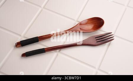 Löffel und Gabel, Holzbesteck Stockfoto