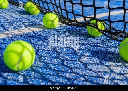 Mehrere Padelbälle auf dem Spielfeld bereit für ein Wettkampfkonzept Stockfoto