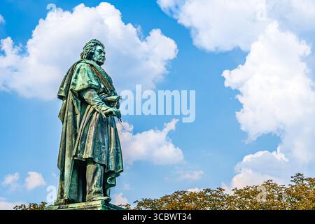 Beethoven-Denkmal von Ernst Julius Hähnel, große Bronzestatue von Ludwig van Beethoven auf dem Münsterplatz, 1845 zur Geburt des 75. Komponisten A enthüllt Stockfoto