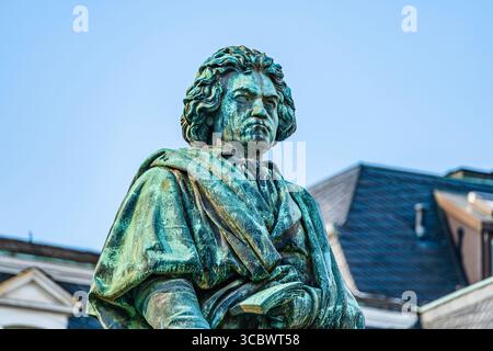 Beethoven-Denkmal von Ernst Julius Hähnel, große Bronzestatue von Ludwig van Beethoven, die 1845 anlässlich des 75. Geburtstages des Komponisten auf Mün enthüllt wurde Stockfoto