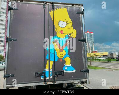 Tyumen, Russland-10. Juni 2025: Simpsons Ein Lieferwagen parkt in einer Stadt, auf dem sich Ein lebhaftes Graffiti einer Zeichentrickfigur auf dem Heck befindet. Stockfoto