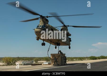 US-Soldaten mit der 101. Division Sustainment Brigade, die der Joint Task Force-Southern Border (JTF-SB) zugewiesen ist, räumen das Gebiet nach der Sicherung einer ISU-90 Stockfoto