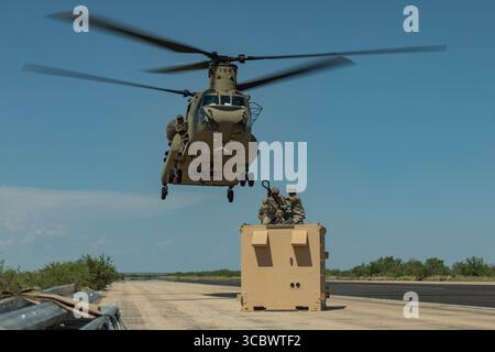 US-Soldaten mit der Nachhaltigkeitsbrigade der 101. Division, die der Joint Task Force-Southern Border (JTF-SB) zugewiesen ist, bereiten sich auf den Haken eines ISU-90-Containers vor Stockfoto