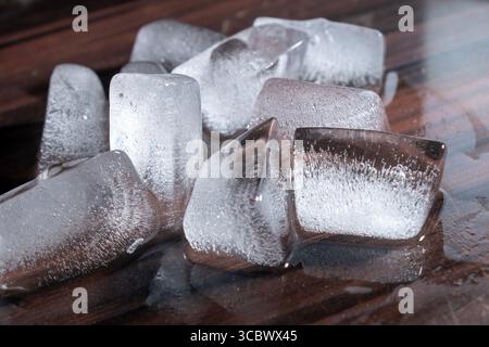Haufen zerstoßenes Eis auf Holztisch Stockfoto