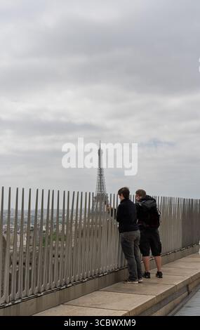 Touristen, die Fotos vom Eiffelturm vom Dach in Paris machen Stockfoto