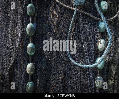 Detaillierte Nahaufnahme eines Fischernetzes mit Seilen und blau-grünen Wagen, Hafen, Ringkobing, Ringkobing Fjord, Dänemark Stockfoto