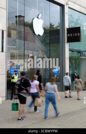 Bristol, Großbritannien. August 2025. Letzter Handelstag im Apple Store Bristol Stadtzentrum. Apple schließt den Store, weil der Standort neu gestaltet werden soll. Quelle: JMF News/Alamy Live News Stockfoto