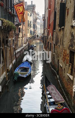Kinderwagen auf einer kleinen Brücke, Boote auf einem Kanal, typische Straßenszene in Venedig, Italien Stockfoto