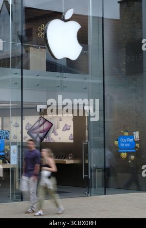 Bristol, Großbritannien. August 2025. Letzter Handelstag im Apple Store Bristol Stadtzentrum. Apple schließt den Store, weil der Standort neu gestaltet werden soll. Quelle: JMF News/Alamy Live News Stockfoto