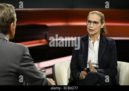 Markus Lanz mit Prof. Frauke Brosius-Gersdorf 07/25 ihr Markus Lanz und Prof. Frauke Brosius-Gersdorf am 15. Juli 2025 in Markus Lanz TV Fernsehen Talkshow Talkshow Talkshow Deutschland deutsch deutsche Frau Schriftstellerin Literatur Juristin Autorin Verfassungsrechtlerin Professorin Verfassungsgericht Mann Italien italienisch italienisch-deutscher Moderator Fotografie Fotograf Journalistin Journalistin Journalistin Journalistin Journalistin Journalistin Journalistin Journalistin Journalistin Autorin Autorin Gastgeberin deutsch-italienischer Moderatorin Fotografin quer halb sitzend sprechend gestikuliert *** Markus Lanz mit Pro Stockfoto