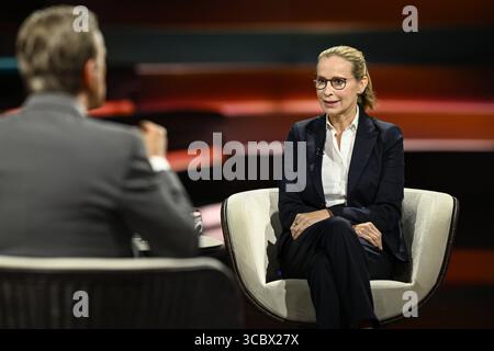 Markus Lanz mit Prof. Frauke Brosius-Gersdorf 07/25 ihr Markus Lanz und Prof. Frauke Brosius-Gersdorf am 15. Juli 2025 in Markus Lanz TV Fernsehen Talkshow Talkshow Talkshow Deutschland deutsch deutsche Frau Schriftstellerin Literatur Juristin Autorin Verfassungsrechtlerin Professorin Verfassungsgericht Mann Italien italienisch italienisch-deutscher Moderator Fotografie Fotograf Journalistin Journalistin Journalistin Journalistin Journalistin Journalistin Journalistin Journalistin Journalistin Autorin Autorin Gastgeberin deutsch-italienischer Moderatorin Fotografin quer halb sitzend sprechend gestikuliert *** Markus Lanz mit Pro Stockfoto